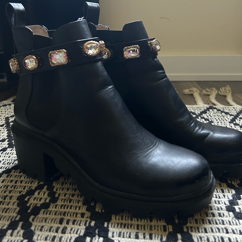 Steve Madden Amulet Chelsea Boots
